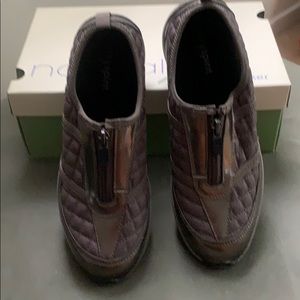 NEW Easy Spirit sneakers Size 9 Pewter.